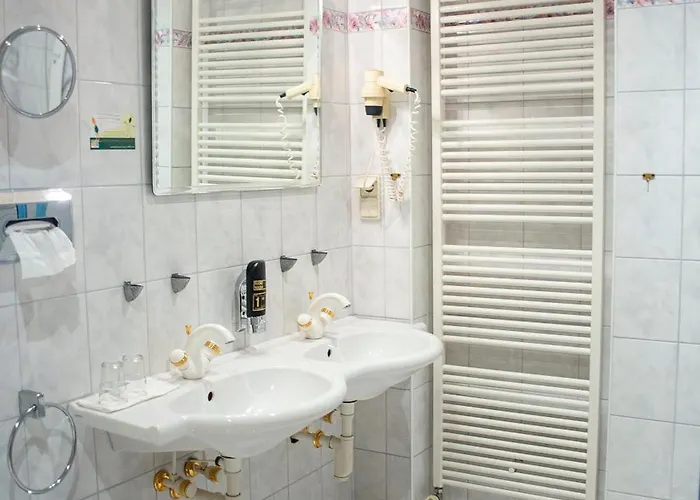 Trend Lokal-rooms-bar Hotel *